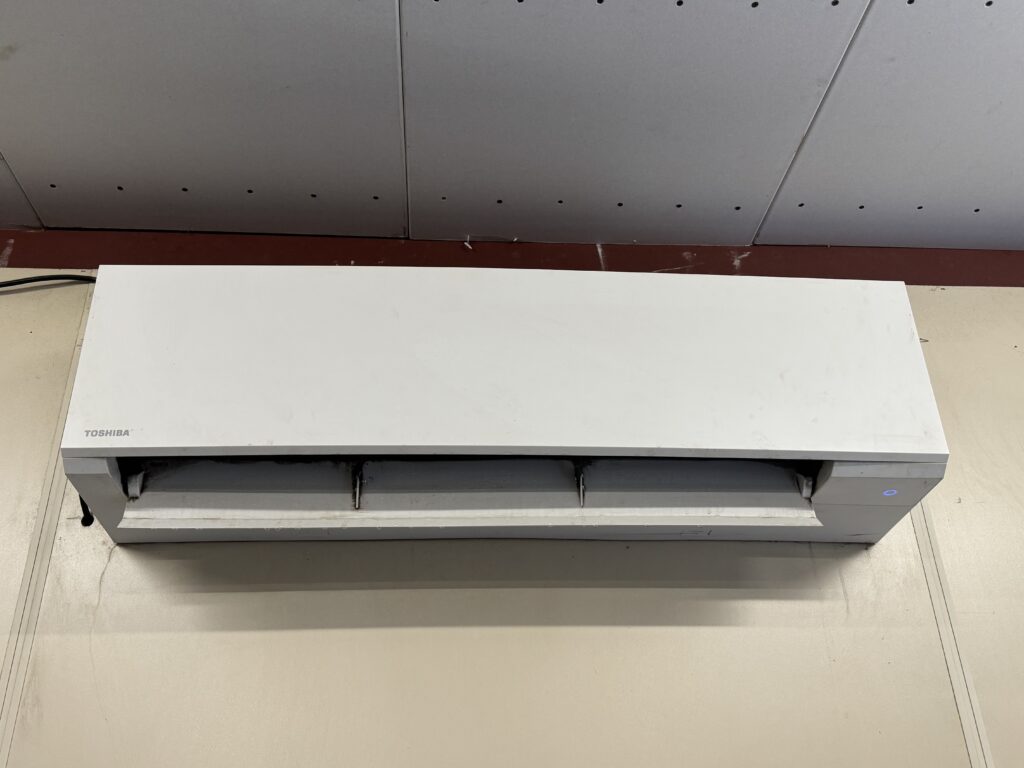 Airco aan de wand van de rustruimte waar de honden tussen de activiteiten door bijkomen